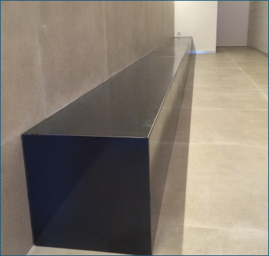 Banco metálico fabricado a medida para interior moderno en Cornellà