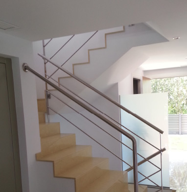 Barandilla moderna de acero inoxidable en interior de vivienda