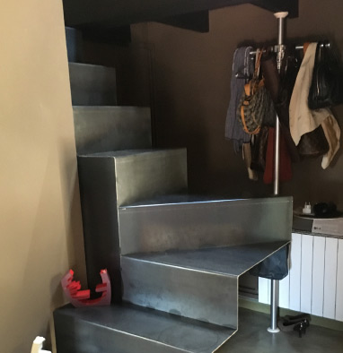 Escalera metálica de diseño para interior de vivienda