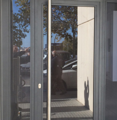 Puerta acristalada metálica de doble hoja para local comercial