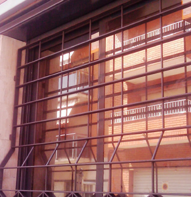 Reja metálica fija para ventana instalada en comunidad